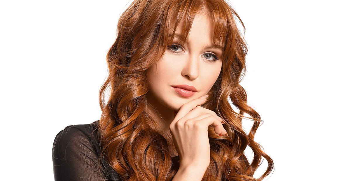 mulher brana com cabelo longos e brilhante de tom acobreado